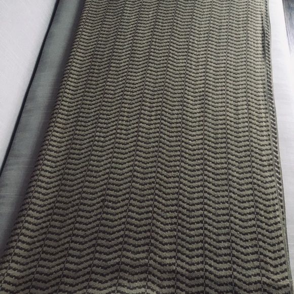 Herringbone lightweight wool scarf
2 sides
